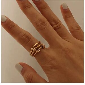 AMARETTI RING | Louise Carter | Elegant Gold Knot Ring